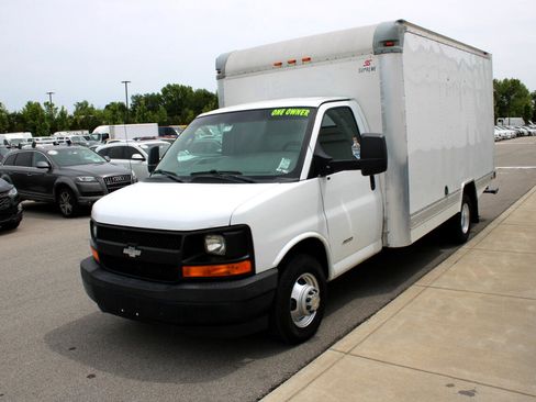 Used 2017 Chevrolet Express 4500 image 3
