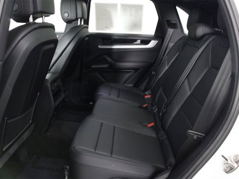 Used 2025 Porsche Cayenne image 33
