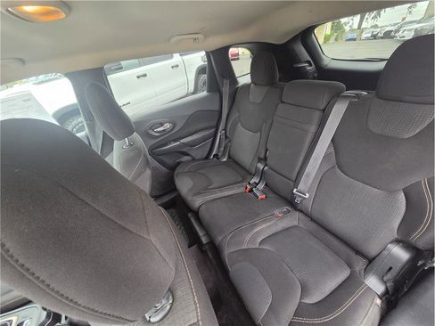 Used 2016 Jeep Cherokee Latitude w/ Comfort/Convenience Group FWD image 10