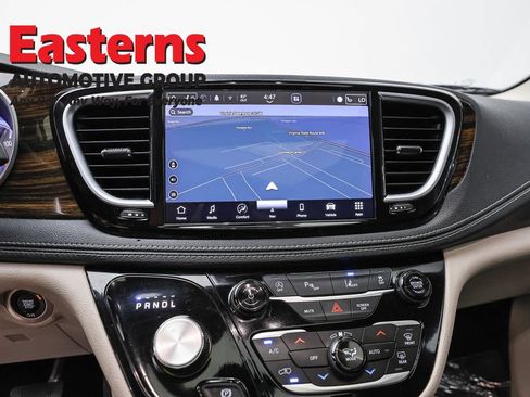 Used 2023 Chrysler Pacifica Limited FWD image 12