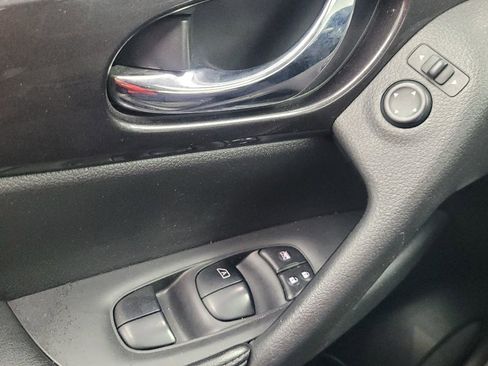 Used 2018 Nissan Rogue SV w/ Premium Package FWD image 27