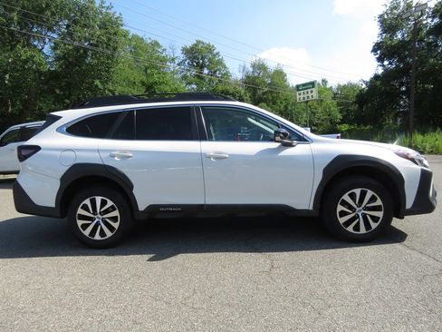 Used 2023 Subaru Outback Premium AWD/4WD image 4