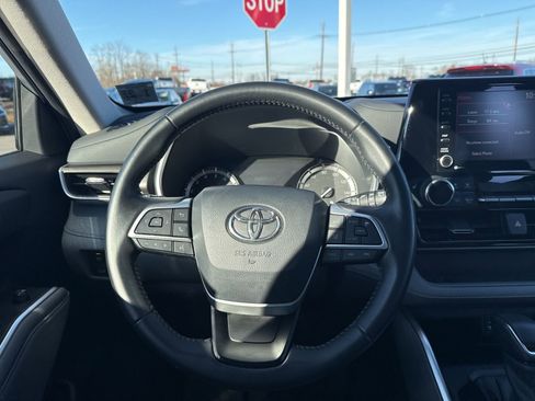 Used 2022 Toyota Highlander XLE image 17