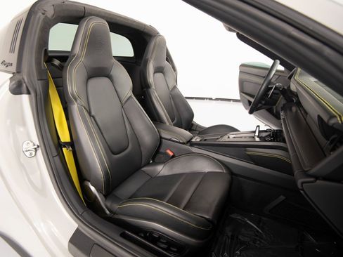 Certified 2022 Porsche 911 Targa 4 GTS image 24