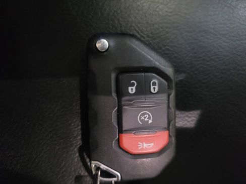 Used 2018 Jeep Wrangler Unlimited Sahara w/ Dual Top Group image 32