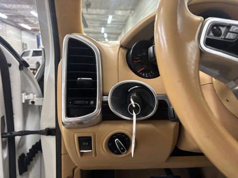 Used 2017 Porsche Cayenne Platinum Edition AWD/4WD image 16