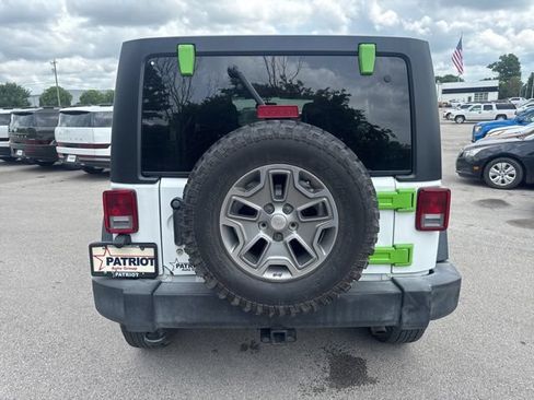 Used 2017 Jeep Wrangler Unlimited Rubicon AWD/4WD image 5