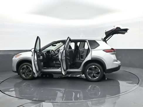 Used 2024 Nissan Rogue SV AWD/4WD image 29