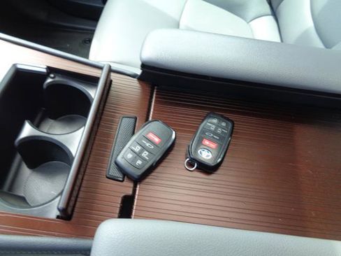 Used 2021 Toyota Sienna XLE FWD image 21