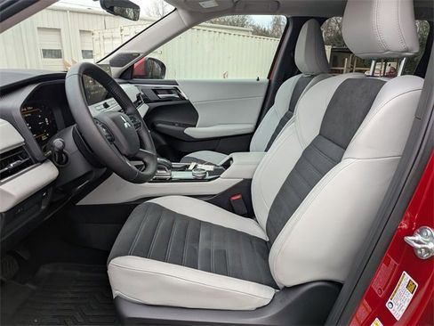 New 2025 Mitsubishi Outlander SE image 14