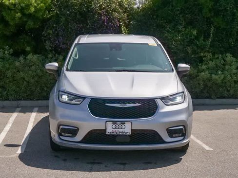 Used 2023 Chrysler Pacifica Touring-L image 2