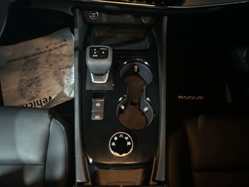 Used 2023 Nissan Rogue SV w/ SV Premium B Package image 21