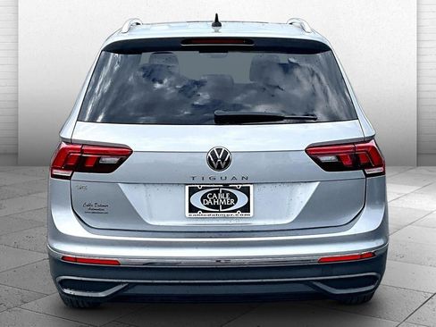 Used 2023 Volkswagen Tiguan SE w/ Panoramic Sunroof Package FWD image 3