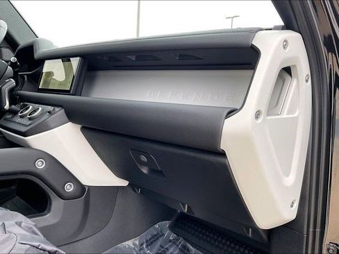 Used 2024 Land Rover Defender 110 S image 20
