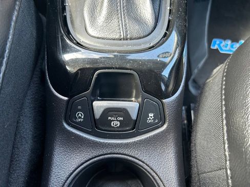 Used 2018 Jeep Compass Latitude w/ Popular Equipment Group FWD image 28