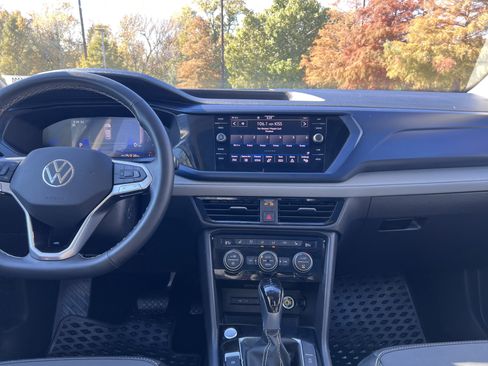 Certified 2024 Volkswagen Taos SE w/ Panoramic Sunroof Package image 28