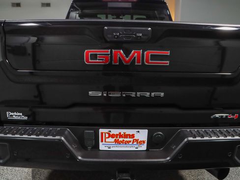 Used 2021 GMC Sierra 2500 AT4 w/ AT4 Preferred Package image 9