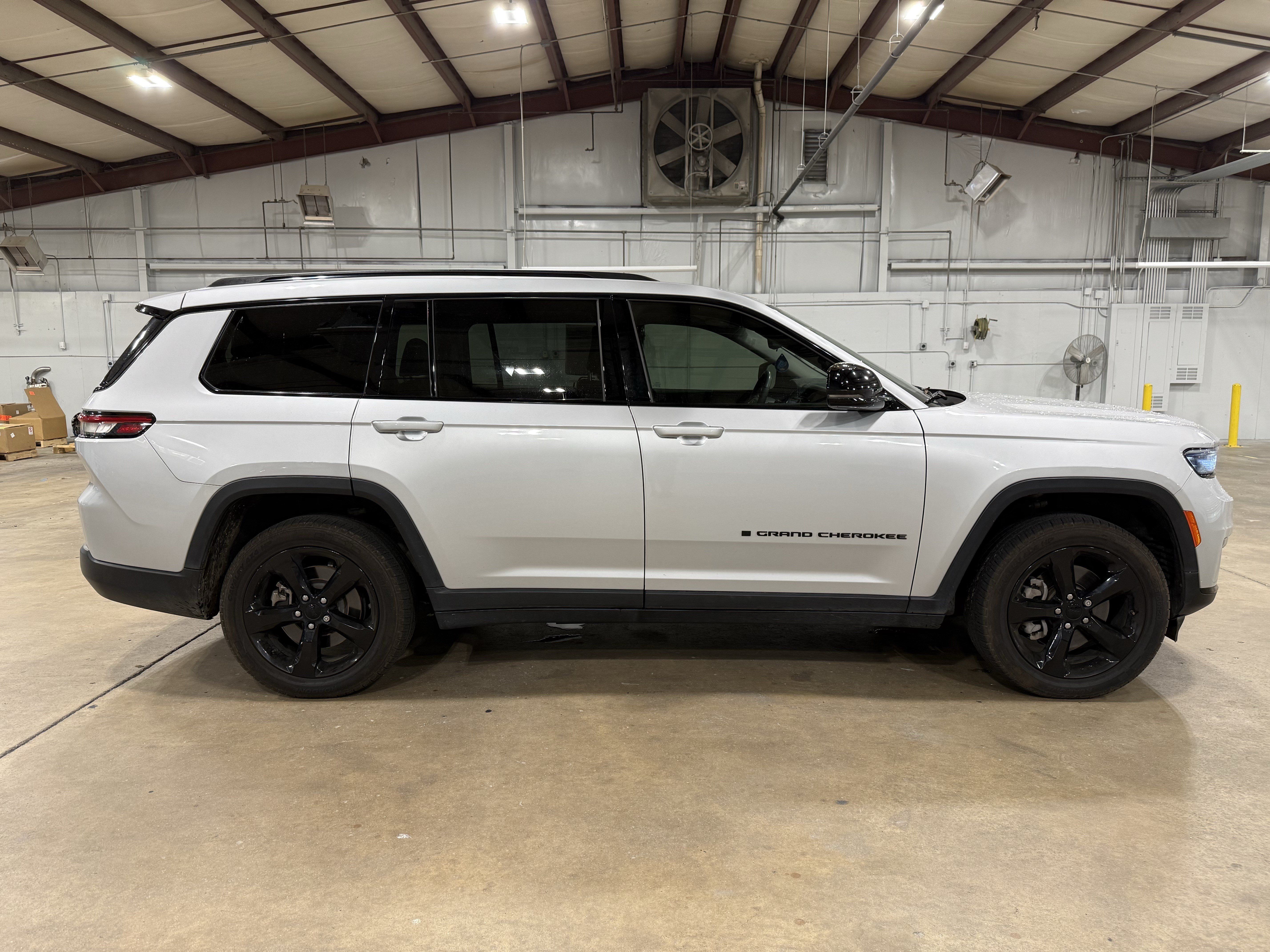 Used 2023 Jeep Grand Cherokee L Limited w/ Black Appearance Package RWD image 11