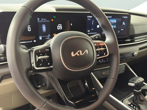 Used 2025 Kia Carnival EX FWD image 21