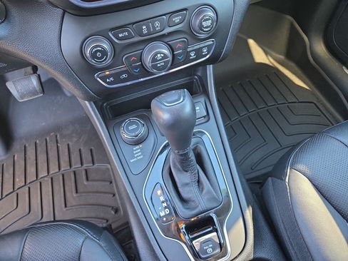 Used 2021 Jeep Cherokee Limited w/ Elite Package AWD/4WD image 28