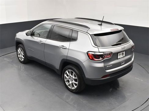 Used 2022 Jeep Compass Latitude image 16