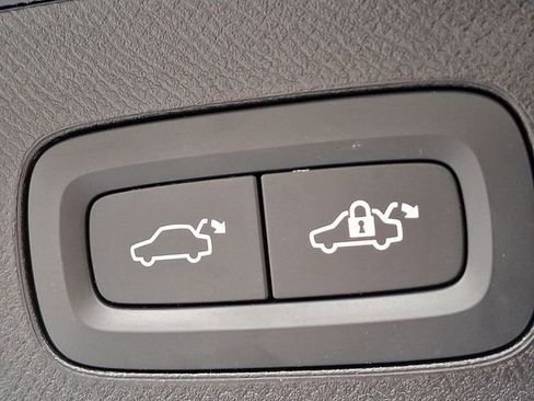 Used 2023 Volvo XC90 B5 Plus w/ Protection Package Premier image 32