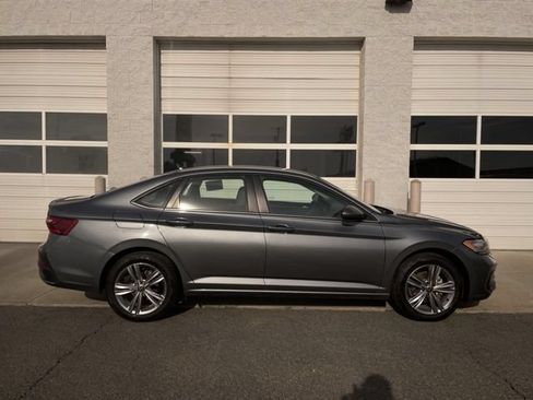 Used 2024 Volkswagen Jetta SE FWD image 1