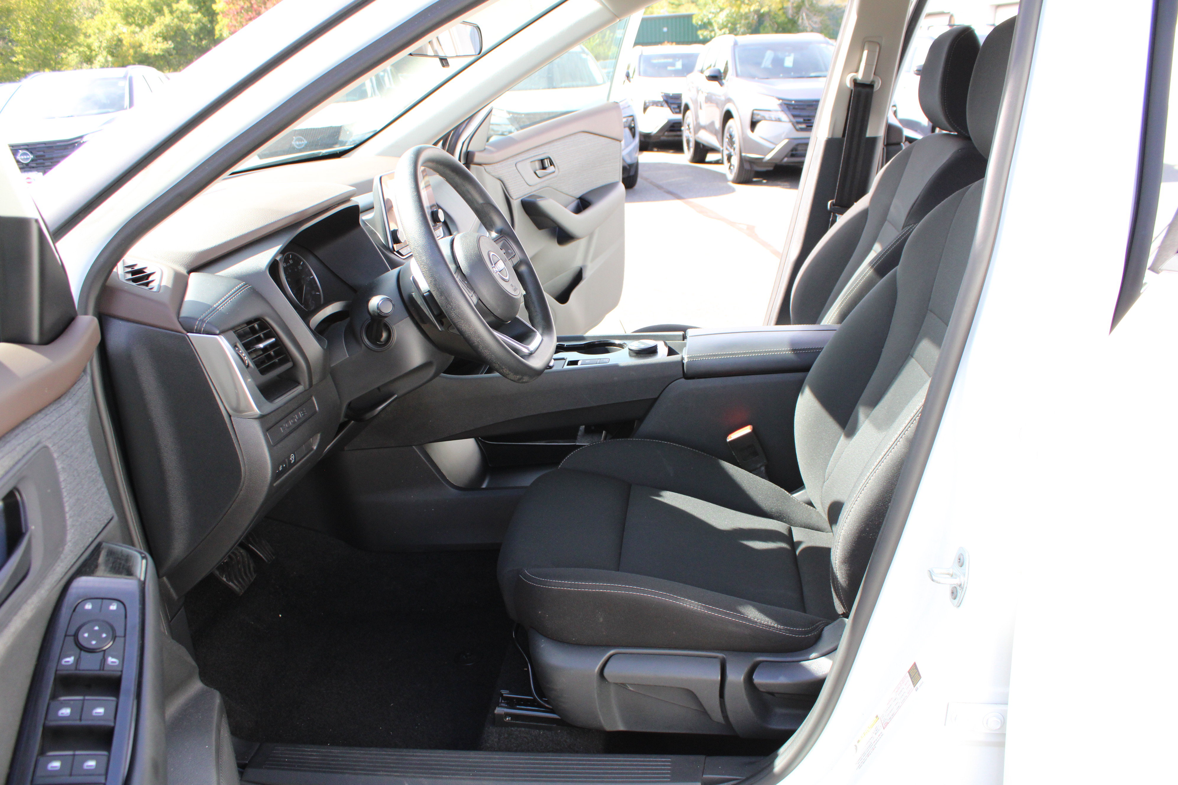 Used 2023 Nissan Rogue S AWD/4WD image 21