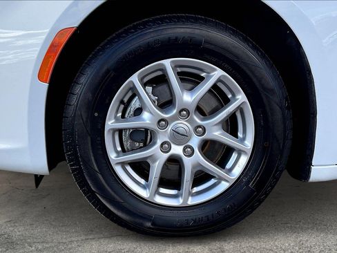 Certified 2024 Chrysler Pacifica Touring-L image 8