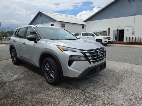 Used 2024 Nissan Rogue S FWD image 2