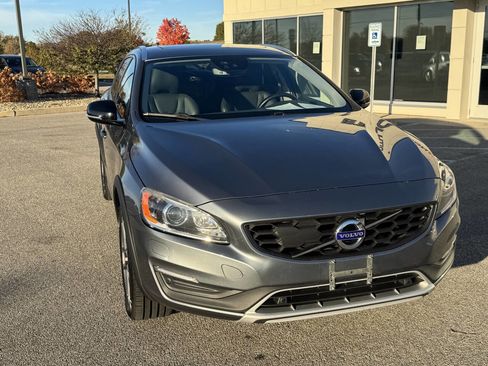 Used 2018 Volvo V60 T5 Cross Country Platinum image 41