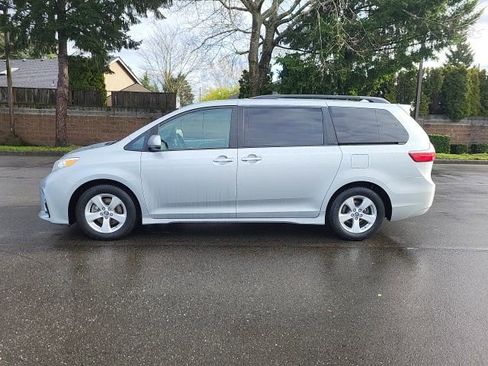Used 2019 Toyota Sienna LE image 2