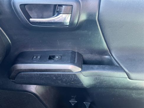 Used 2019 Toyota Tacoma TRD Sport AWD/4WD image 21