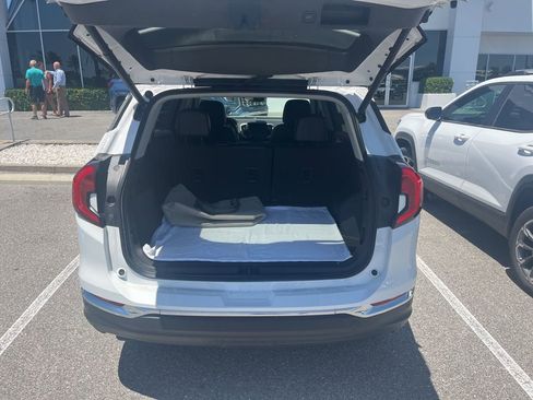 Used 2024 GMC Terrain SLT image 9