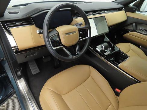Used 2025 Land Rover Range Rover Sport SE image 9