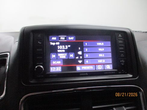 Used 2019 Dodge Grand Caravan SE w/ UConnect Hands-Free Group FWD image 17