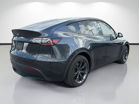 Used 2024 Tesla Model Y Long Range image 3