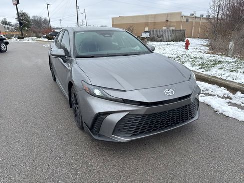 Used 2025 Toyota Camry SE w/ Convenience Package image 3