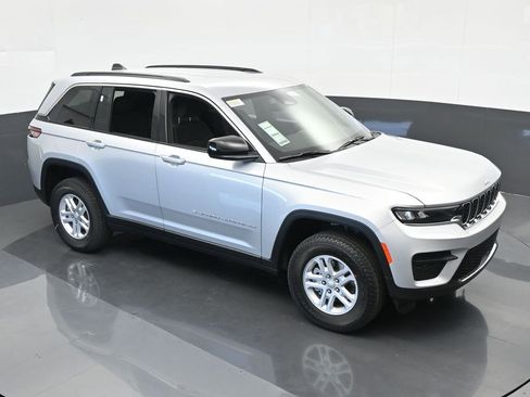 Used 2024 Jeep Grand Cherokee Laredo w/ Trailer Tow Package image 35