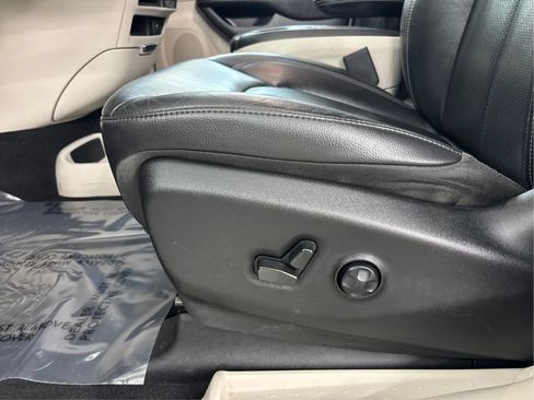 Used 2022 Chrysler Pacifica Touring-L FWD image 24