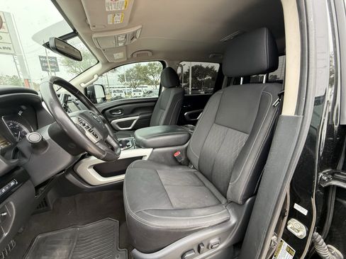 Used 2018 Nissan Titan SV w/ SV Convenience Package image 26