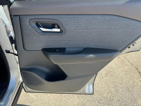 Used 2021 Nissan Rogue SV image 30