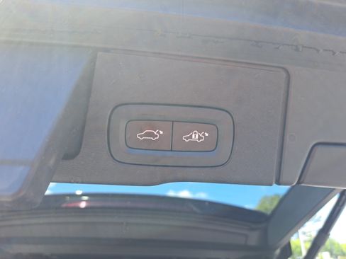 Used 2023 Volvo XC60 B5 Ultimate w/ Climate Package FWD image 13