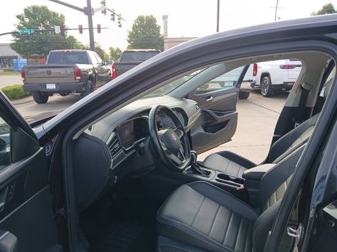 Used 2023 Volkswagen Jetta SE FWD image 9