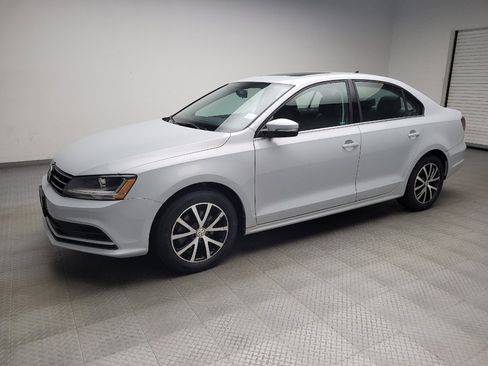 Used 2017 Volkswagen Jetta SE FWD image 2