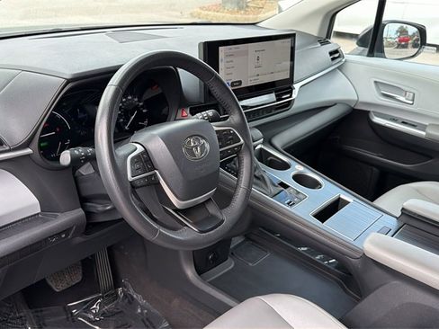 Certified 2025 Toyota Sienna XLE image 15