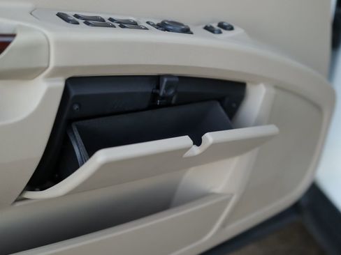 Used 2006 Cadillac SRX w/ Seating Package image 22