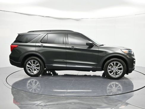 Used 2022 Ford Explorer XLT w/ Equipment Group 202A image 4