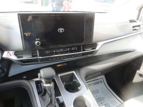 Used 2025 Toyota Sienna LE image 15