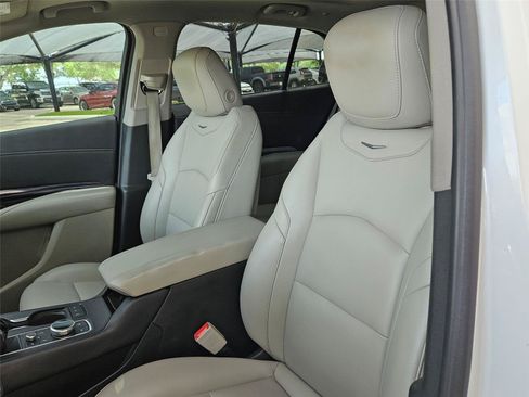 Used 2023 Cadillac XT4 Luxury w/ Cold Weather Package FWD image 10